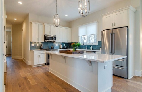 Germantown House | 7BR Retreat, Rooftops, Garages, Walkable to Faves 5 Mins to Nissan Stadium, Less