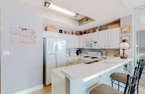 Fort Walton Beach Condo | 7th-floor bay-view condo with steps to the beach, short drive to dining