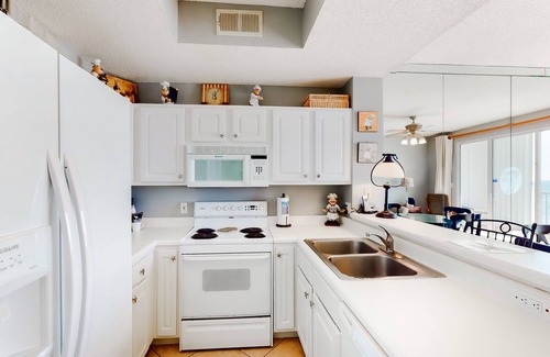 Fort Walton Beach Condo | 7th-floor bay-view condo with steps to the beach, short drive to dining