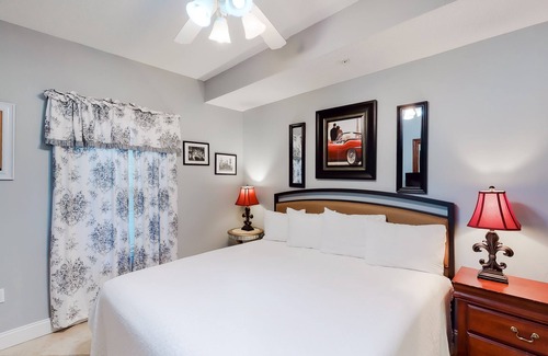 Fort Walton Beach Condo | 7th-floor bay-view condo with steps to the beach, short drive to dining