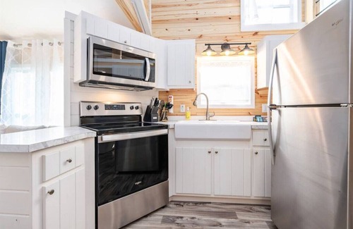 Guntersville Apartment | 8 All Decked Out Luxury Tiny House ~ Private Firepit