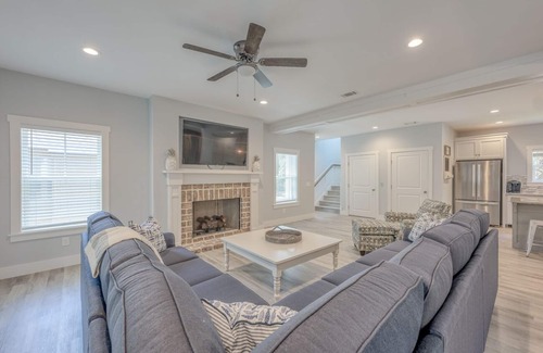 North Forest Beach House | 8 bed, 8F/2H Baths, 7 King Suites, Elevator, Private Pool, 3 min walk to Beach!