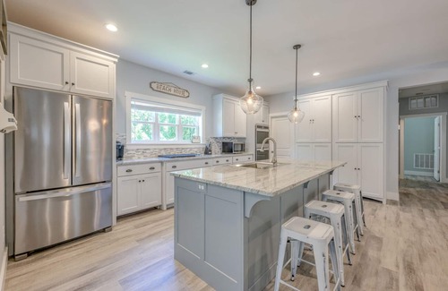 North Forest Beach House | 8 bed, 8F/2H Baths, 7 King Suites, Elevator, Private Pool, 3 min walk to Beach!
