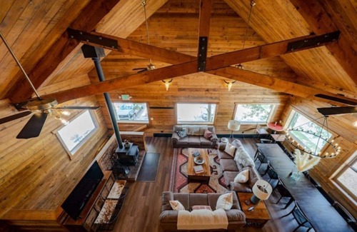 Clark Cabin | 8 bedroom, 10 bathroom (each room has its own private ensuite bathroom) lodge perfect for groups, weddings, family reunions