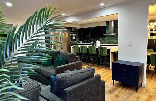 North Las Vegas Bed & Breakfast | 8-bedroom bed & breakfast in welcoming North Las Vegas with WiFi, AC