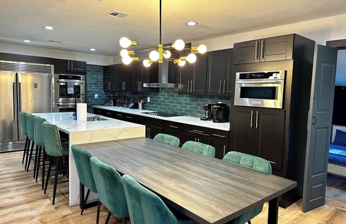 North Las Vegas Bed & Breakfast | 8-bedroom bed & breakfast in welcoming North Las Vegas with WiFi, AC