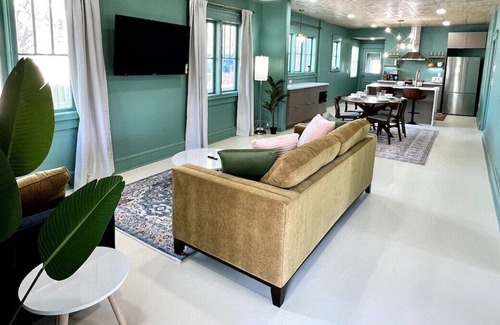 Smith's Memento House | 8 beds! Steps to Ocean Center | Cowboy Pool | Beach
