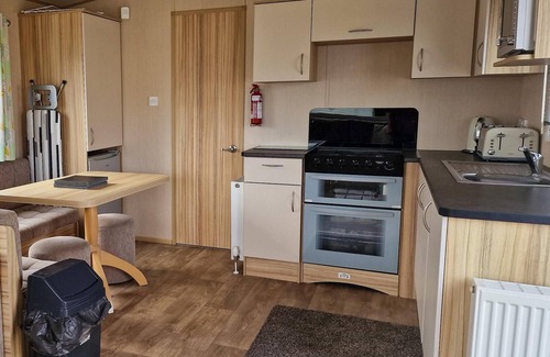 Hunstanton House | 8 berth caravan for hire at Manor Park near to a great beach ref 23041C