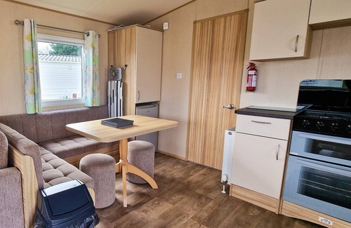 Hunstanton House | 8 berth caravan for hire at Manor Park near to a great beach ref 23041C