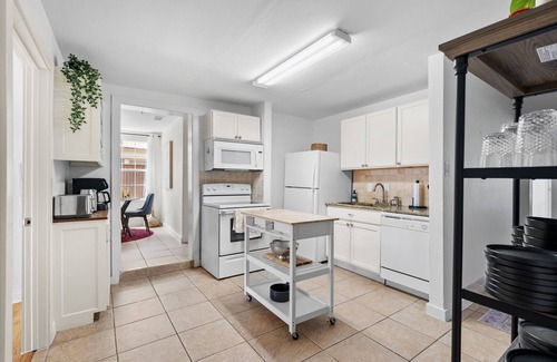 East Cesar Chavez House | 8 blocks from DT Austin Group Getaway with Pool