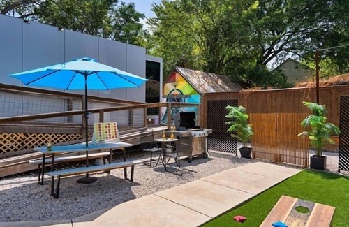East Cesar Chavez House | 8 blocks from DT Austin Group Getaway with Pool