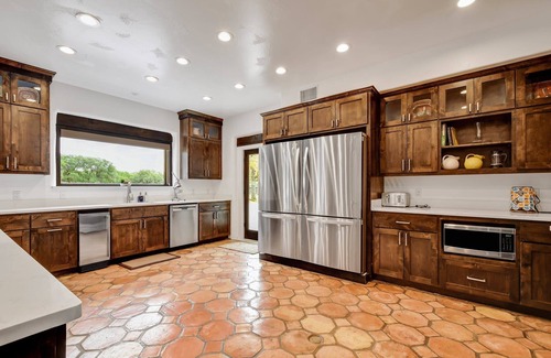 Wimberley House | 8 BR Private Ranch, River access, Pool, Pickle ball, Game Room, Hot Tub