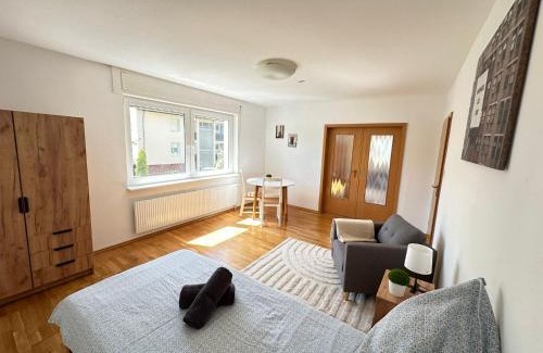 Boeblingen Apartment | 8 Einzelbetten - 6 Schlafzimmer - Wohnzimmer & große Terrasse mit Grill - 2 Bäder - Wohnung auf 2 Ebenen - Nähe Messe Stuttgart & A81 - Ideal für Teams & Familien