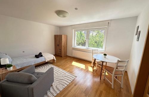 Boeblingen Apartment | 8 Einzelbetten - 6 Schlafzimmer - Wohnzimmer & große Terrasse mit Grill - 2 Bäder - Wohnung auf 2 Ebenen - Nähe Messe Stuttgart & A81 - Ideal für Teams & Familien