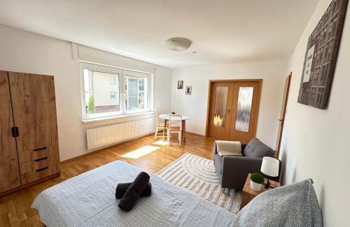 Boeblingen Apartment | 8 Einzelbetten - 6 Schlafzimmer - Wohnzimmer & große Terrasse mit Grill - 2 Bäder - Wohnung auf 2 Ebenen - Nähe Messe Stuttgart & A81 - Ideal für Teams & Familien