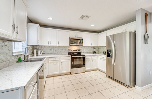 Lake Wilson Preserve House | 8 Mi to Disney: Family Home w/Screened Lanai!