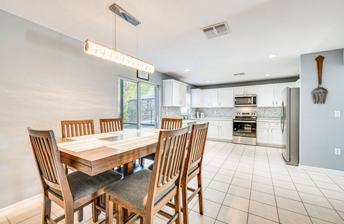 Lake Wilson Preserve House | 8 Mi to Disney: Family Home w/Screened Lanai!