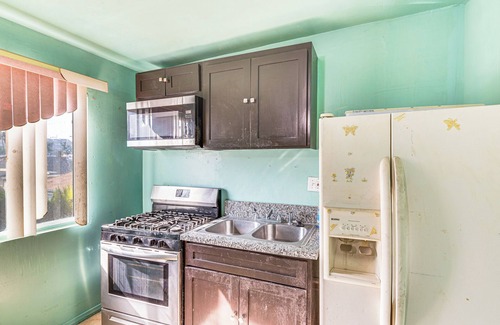 Crenshaw Apartment | 8 Mi to Dtwn LA: Ideally Located Apt!
