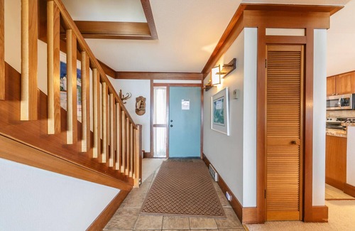 Tahoe Tavern House | 8 miles to Ski Palisades Tahoe-Alpine|Walk to Town