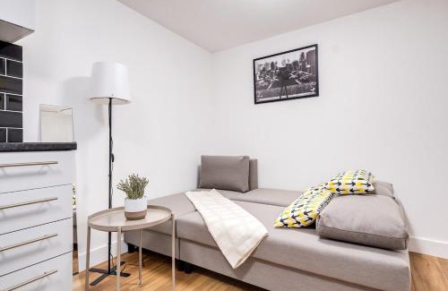 Hendon House | 8 Private Rooms with own kitchen & bathroom, Parking, 30min to Wembley Stadium, sleeps 16 to 20 people