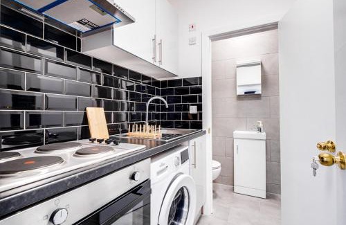 Hendon House | 8 Private Rooms with own kitchen & bathroom, Parking, 30min to Wembley Stadium, sleeps 16 to 20 people