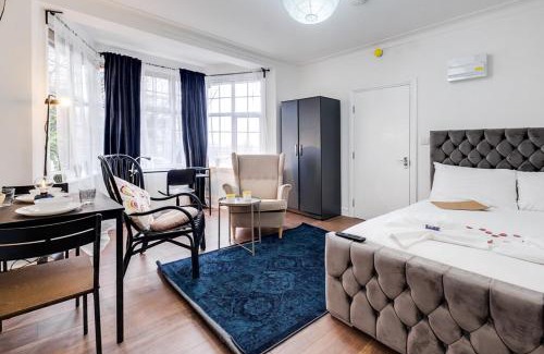 Hendon House | 8 Private Rooms with own kitchen & bathroom, Parking, 30min to Wembley Stadium, sleeps 16 to 20 people