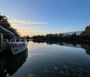 Billbrook Boat Rental | 80qm privates Hausboot in Hamburg-Mitte