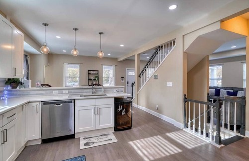 Baltimore Apartment | 81) Ideal for larger groups!