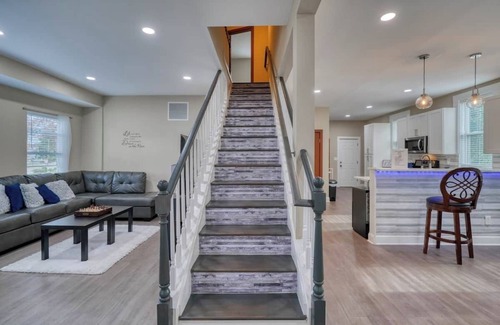 Baltimore Apartment | 81) Ideal for larger groups!