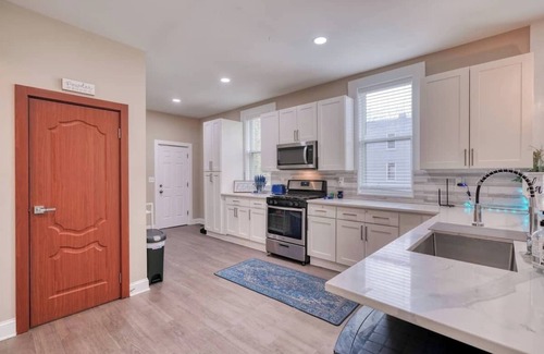 Baltimore Apartment | 81) Ideal for larger groups!