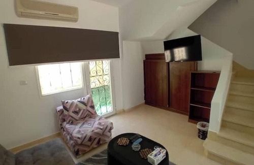 Bulaq ad Dakrur Apartment | 822 · 2BR Townhouse, Bath, backyard