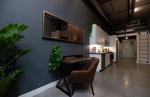 Santa Ana Apartment | ⁂85"TV⁂98 wlkscr⁂6mi>Disney⁂DTSA⁂Food Court⁂w/GYM⁂