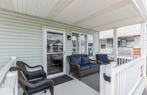 North End House | 856 Brighton Duplex - 5-bedroom townhome with TONS of Parking