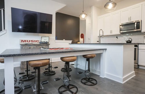 Inglewood Condo | 857 ~ 4 Private Suites ~ 4 Miles to Downtown ~ Walk to Hot Spots ~ Garage Parking ~ Super Clean