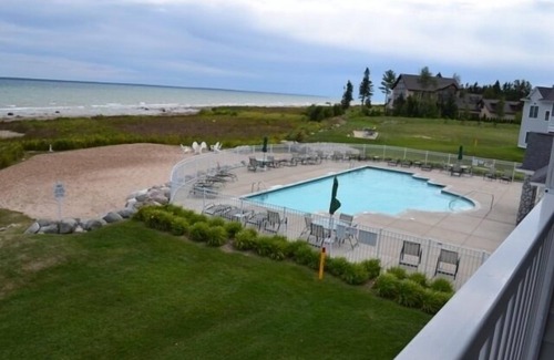 Mackinaw City Condo | 87 Breezy Barefoot Beachy Condo