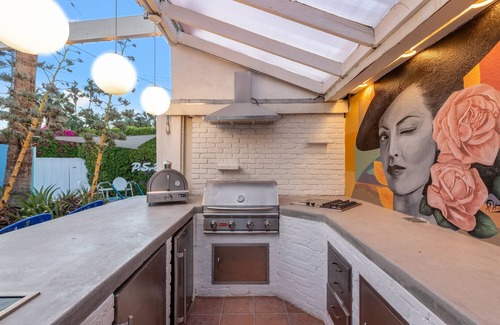 The Mesa House | 8BR Poolside Villa Near Downtown! Steam Room+Spa!