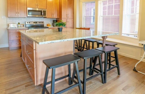 Shaw House | 8BR @ Tower Grove Park | Sleeps 22 /ABODEbucks