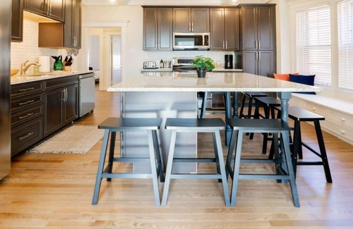 Shaw House | 8BR @ Tower Grove Park | Sleeps 22 /ABODEbucks