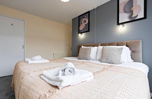 Little Hay House | 8Guests-3BR-Parking-FamilyFriendly-NearAirport