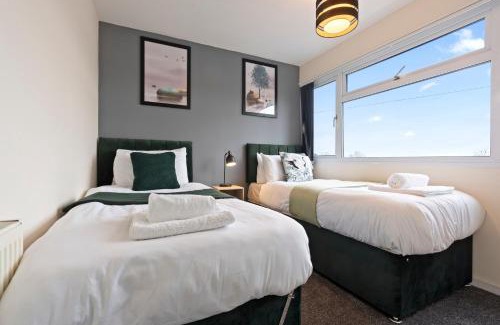 Little Hay House | 8Guests-3BR-Parking-FamilyFriendly-NearAirport
