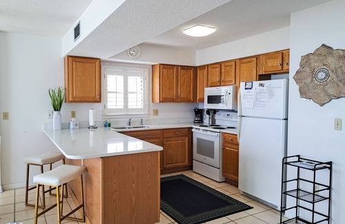 Orange Beach Condo | 8th-floor beachfront condo w/fitness center, hot tub, tennis courts, & 3 pools
