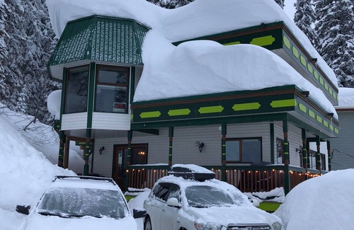 Silver Star Mountain Ski Chalet | 9-11 Person stand-alone Ski Chalet with Ski in/Ski out for Nordic and Alpine