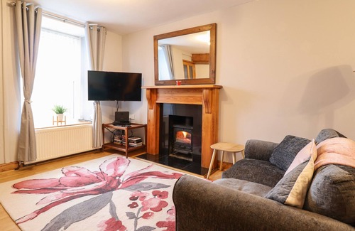 Trawsfynydd Cottage | 9 ARDUDWY TERRACE, pet friendly, with open fire in Trawsfynydd
