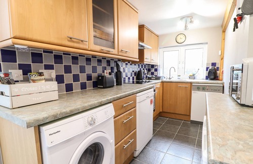 Trawsfynydd Cottage | 9 ARDUDWY TERRACE, pet friendly, with open fire in Trawsfynydd