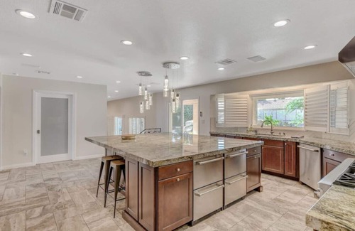 Paradise Villa | 9 bedroom estate close to the strip