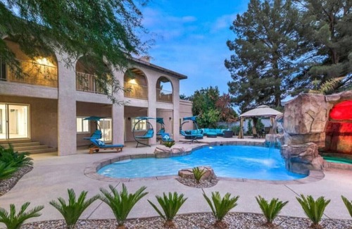 Paradise Villa | 9 bedroom estate close to the strip