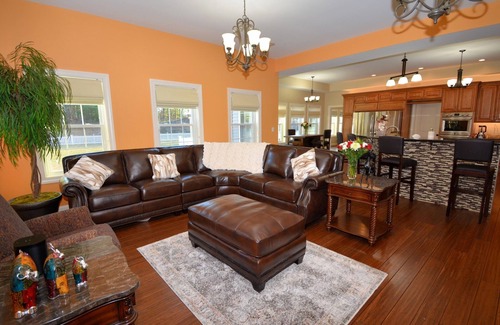 Saratoga Springs House | 9 Bedroom🏡Heated Pool🏊HotTub🛁10 Acres🌳BBQ🍗By Ski⛷️Track🏇Town🌇SPAC🎶Lake🏖️Golf⛳️