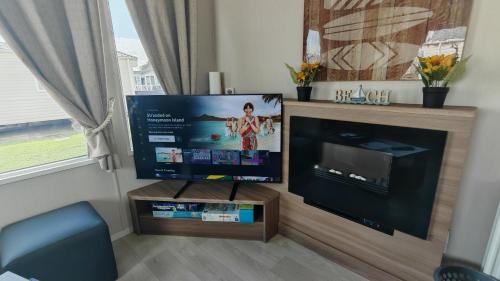 Hopton on Sea Apartment | 9 Fairway, Hopton Holiday Park - Three bedroom, sleeps 6, kitchen, lounge and dining area - Minimum 3 night breaks