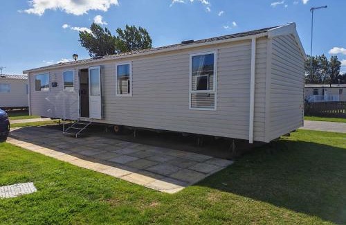 Hopton on Sea Apartment | 9 Fairway, Hopton Holiday Park - Three bedroom, sleeps 6, kitchen, lounge and dining area - Minimum 3 night breaks