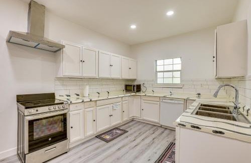 Houston Apartment | 9 Mi to Old Town Spring Suburban Stay in Houston!